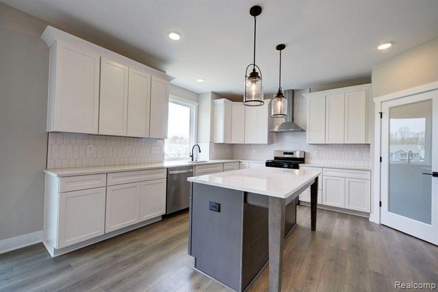 664 Round Rock, Howell, MI 48843