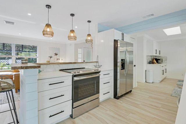 9 W Riverside Drive, Jupiter, FL 33469