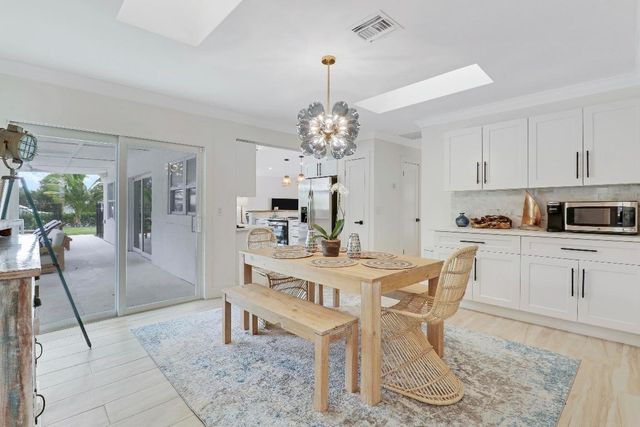 9 W Riverside Drive, Jupiter, FL 33469