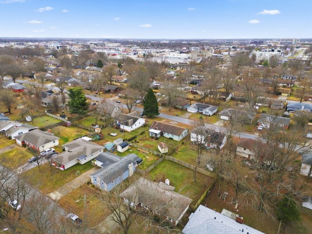 1028 E Greenwood Street, Springfield, MO 65807