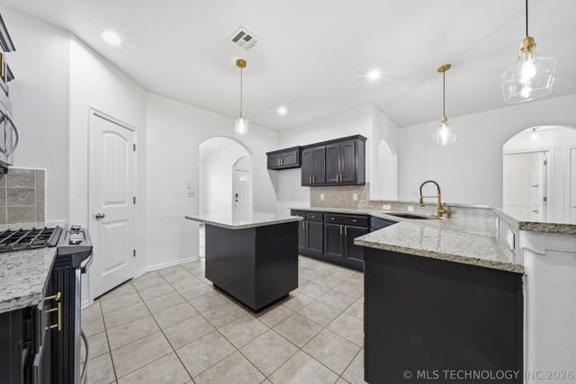 4018 W 105th Street S, Jenks, OK 74037