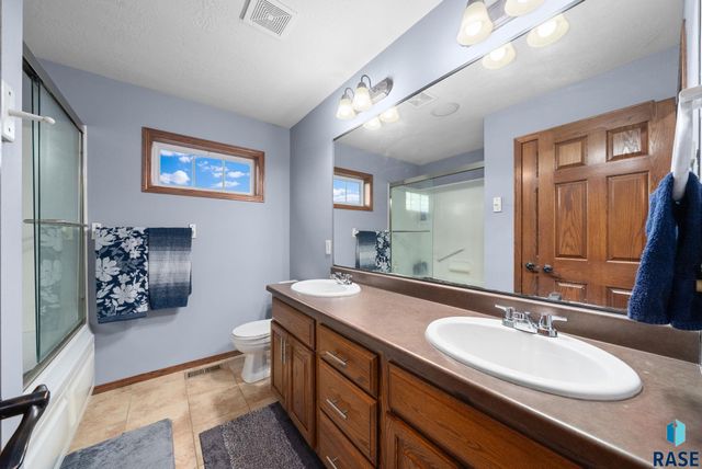 1323 N Fir Pl, Sioux Falls, SD 57107