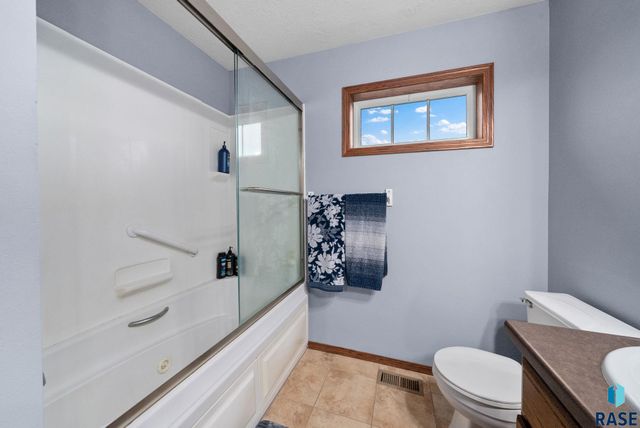 1323 N Fir Pl, Sioux Falls, SD 57107