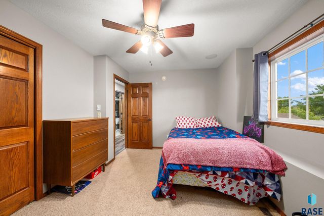 1323 N Fir Pl, Sioux Falls, SD 57107