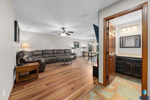 1323 N Fir Pl, Sioux Falls, SD 57107