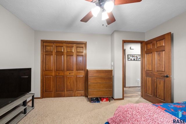 1323 N Fir Pl, Sioux Falls, SD 57107