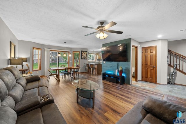 1323 N Fir Pl, Sioux Falls, SD 57107