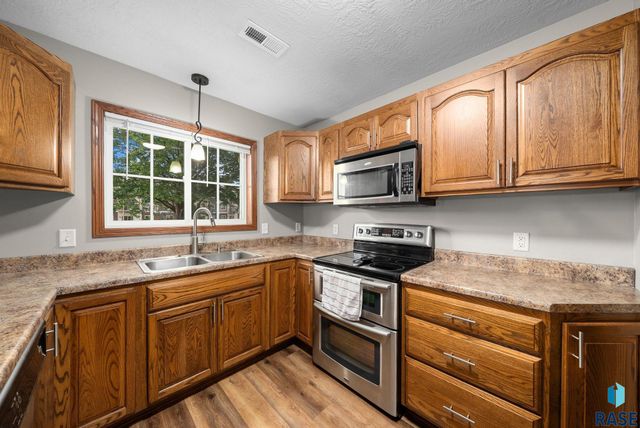 1323 N Fir Pl, Sioux Falls, SD 57107