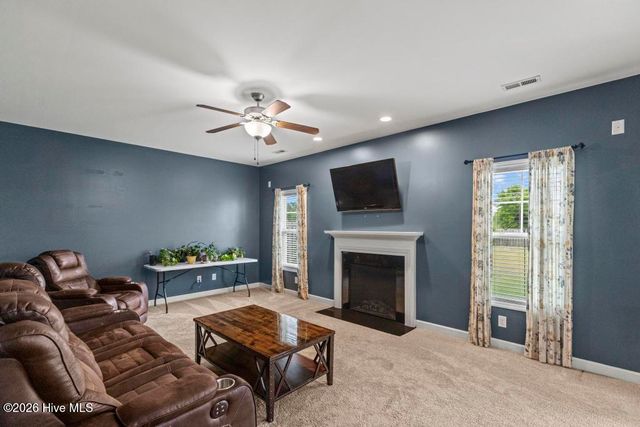 121 Long Pond Drive, Sneads Ferry, NC 28460