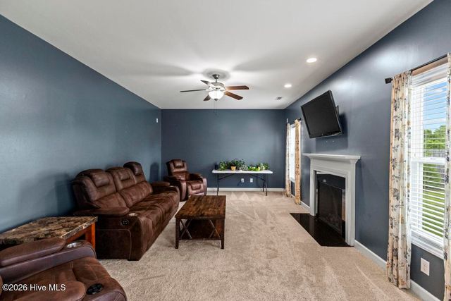 121 Long Pond Drive, Sneads Ferry, NC 28460