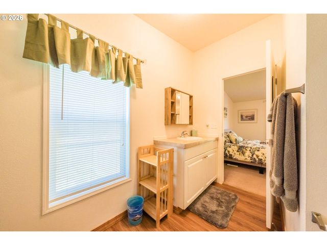 1232 Se 2ND Ct, Lincoln City, OR 97367