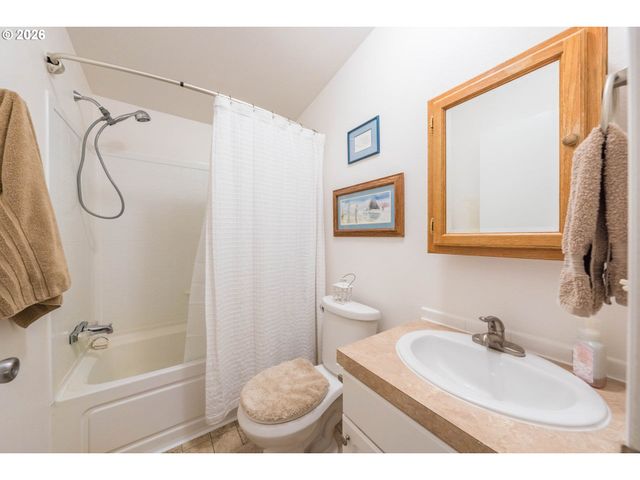 1232 Se 2ND Ct, Lincoln City, OR 97367