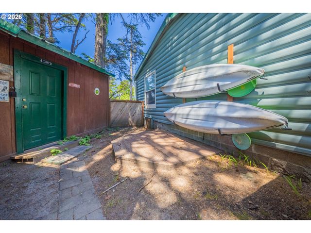 1232 Se 2ND Ct, Lincoln City, OR 97367