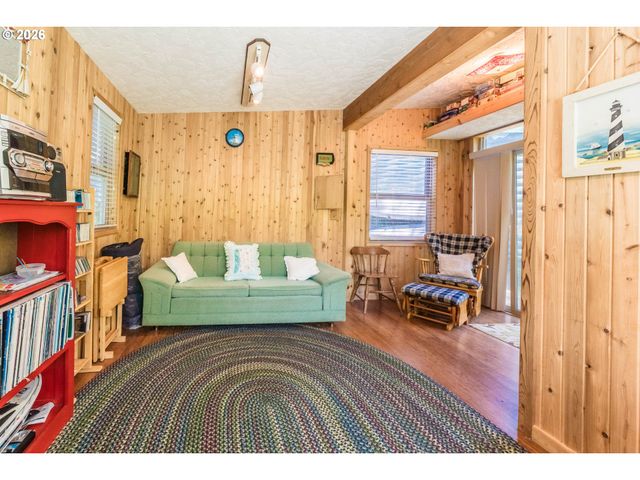 1232 Se 2ND Ct, Lincoln City, OR 97367