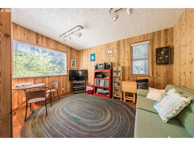 1232 Se 2ND Ct, Lincoln City, OR 97367