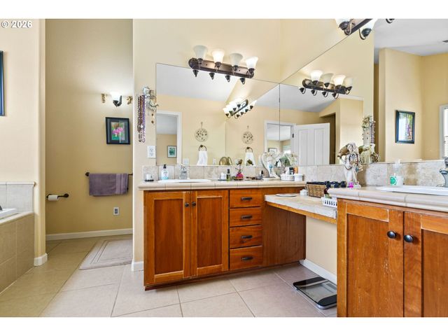 2264 BLUE HERON Ln, Eugene, OR 97402