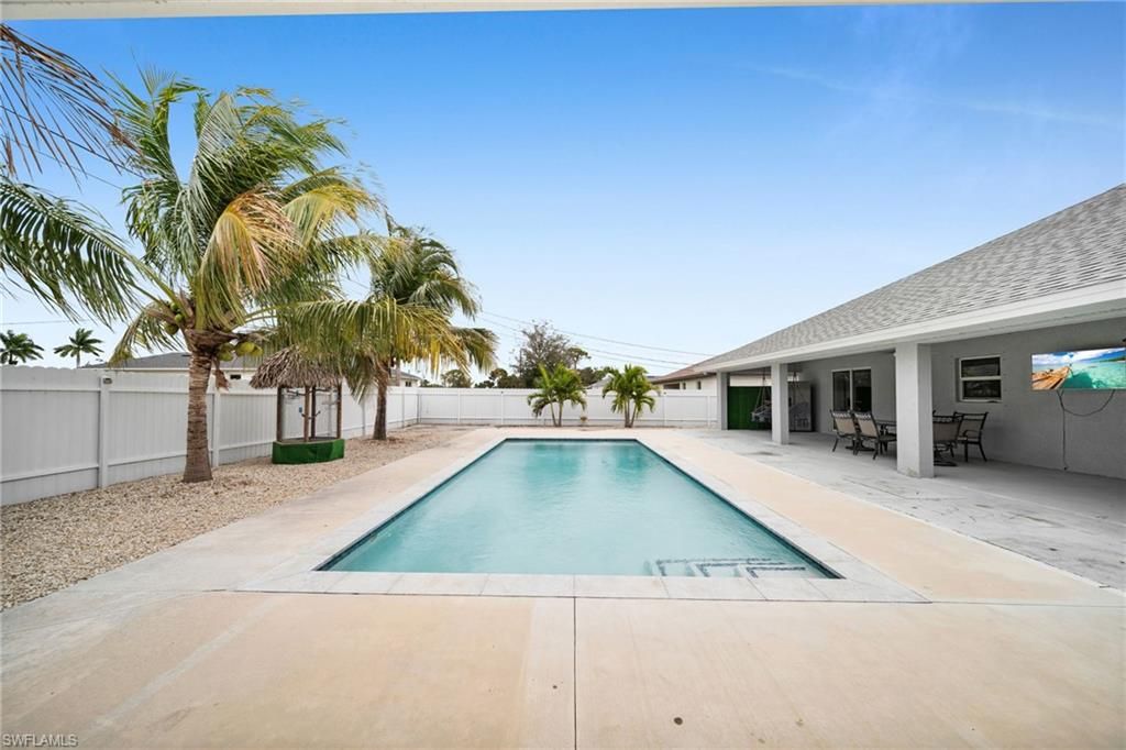 Image 5 of property listing at 613 SW 13th TER, Cape Coral, FL 33991