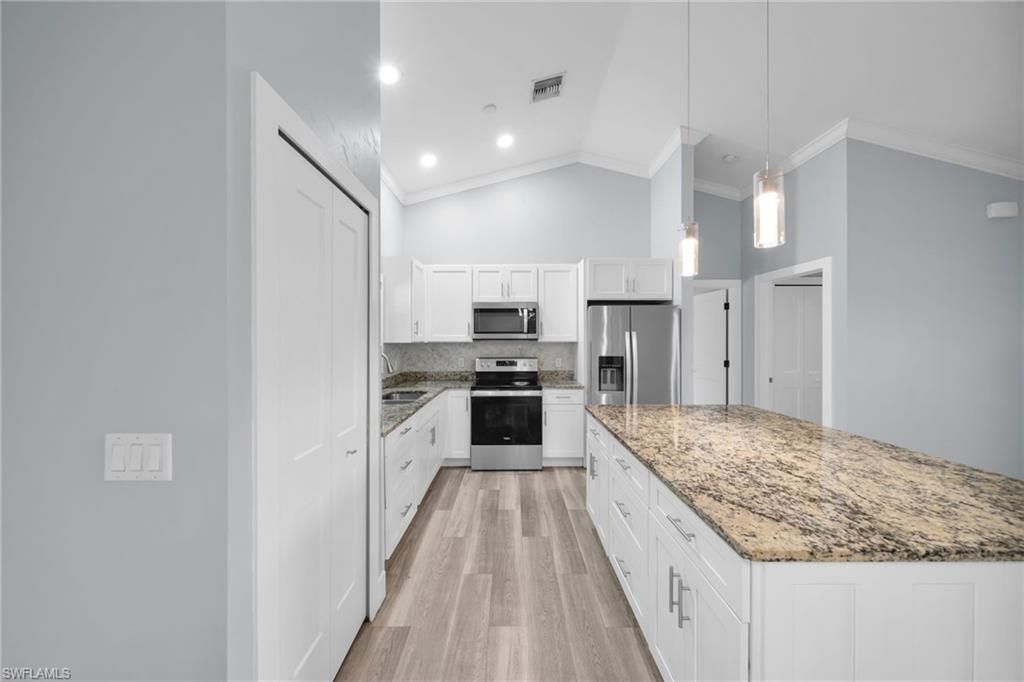 Image 6 of property listing at 613 SW 13th TER, Cape Coral, FL 33991