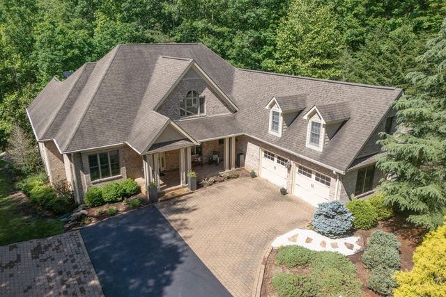7395 Starlight LN, Boones Mill, VA 24065