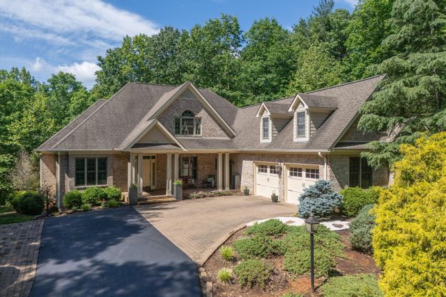 7395 Starlight LN, Boones Mill, VA 24065