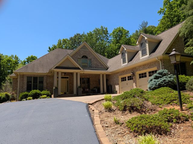 7395 Starlight LN, Boones Mill, VA 24065
