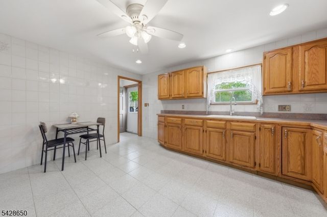 46 Warrenville Rd, Middlesex Boro, NJ 08846