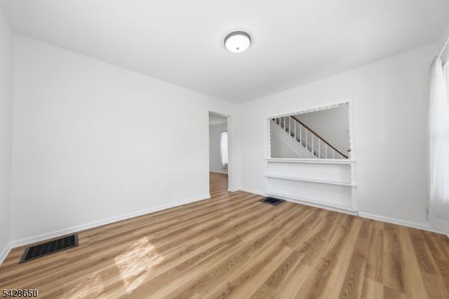 46 Warrenville Rd, Middlesex Boro, NJ 08846
