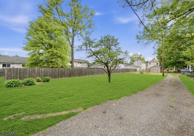 46 Warrenville Rd, Middlesex Boro, NJ 08846