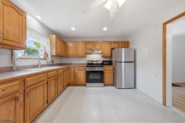 46 Warrenville Rd, Middlesex Boro, NJ 08846