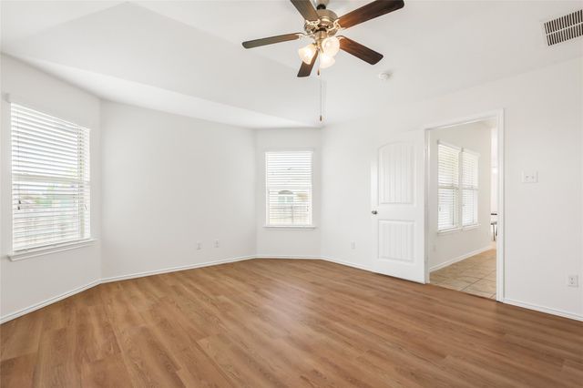 105 Plata LN, Jarrell, TX 76537