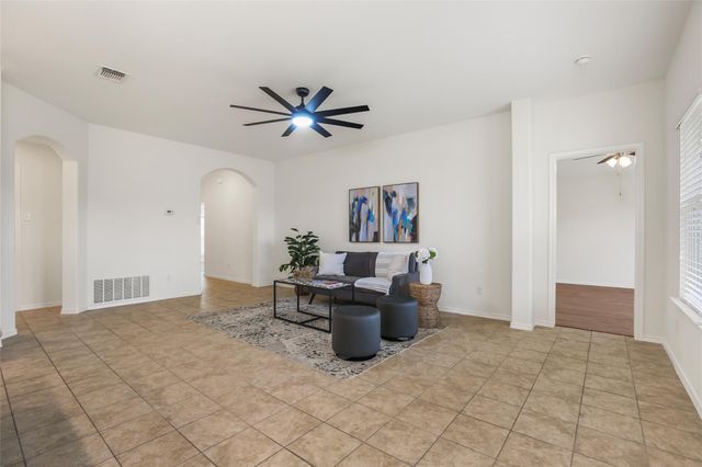 105 Plata LN, Jarrell, TX 76537