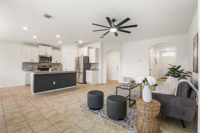 105 Plata LN, Jarrell, TX 76537