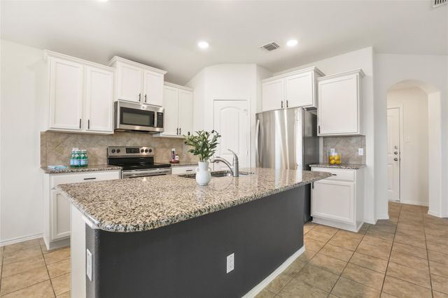 105 Plata LN, Jarrell, TX 76537