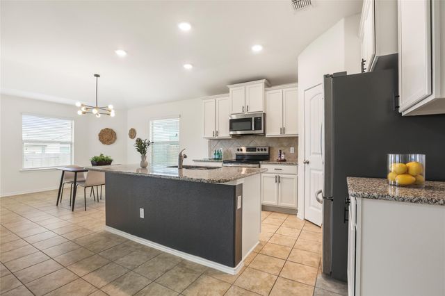 105 Plata LN, Jarrell, TX 76537