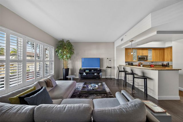 2633 NE 14th Avenue 111, Wilton Manors, FL 33334