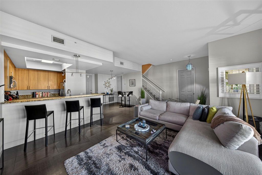 2633 NE 14th Avenue 111, Wilton Manors, FL 33334