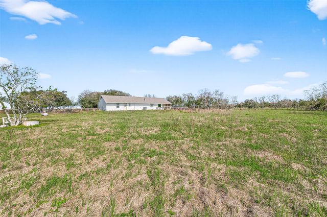 2368 Old Columbus Road N, Sealy, TX 77474