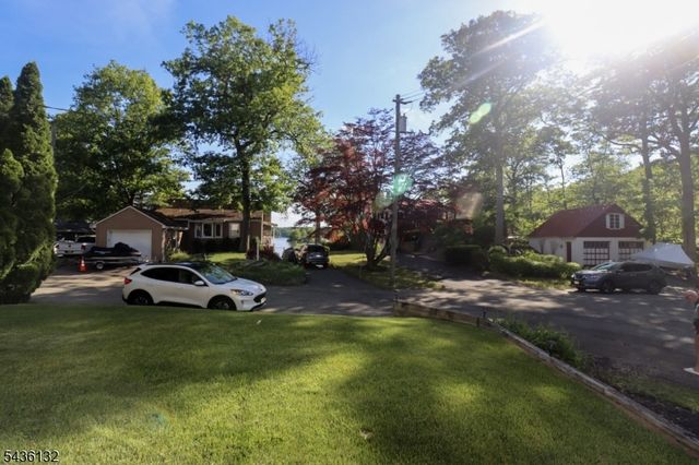 1 Dorel Rd, Hopatcong Boro, NJ 07821