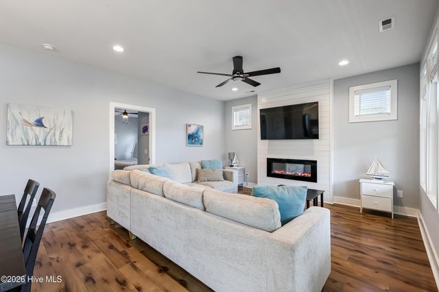 119 NE 27th Street, Oak Island, NC 28465