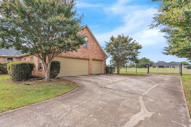 1200 E Remington Park Drive, Talty, TX 75160