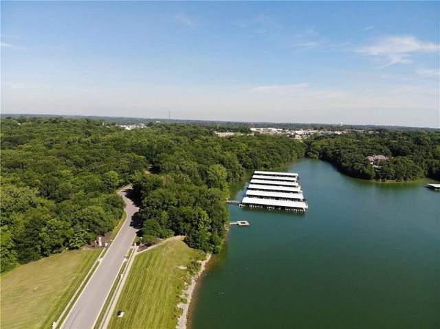 6095 Westwood Court, Parkville, MO 64152
