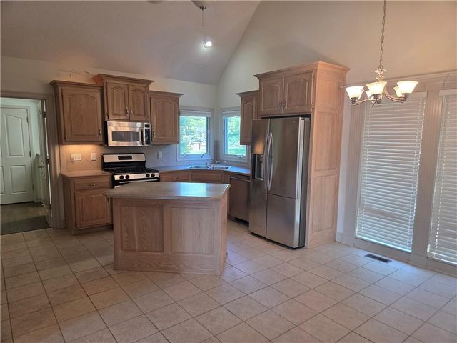 6095 Westwood Court, Parkville, MO 64152