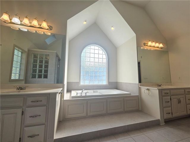 6095 Westwood Court, Parkville, MO 64152