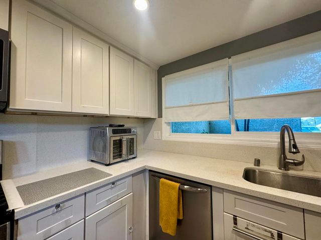 2518 N Tustin Avenue E, Santa Ana, CA 92705