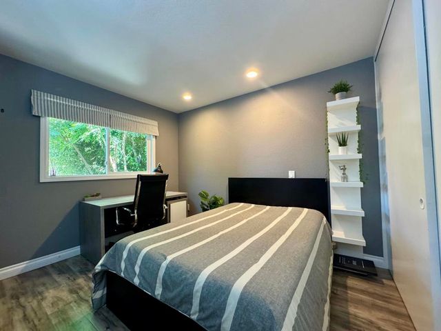 2518 N Tustin Avenue E, Santa Ana, CA 92705