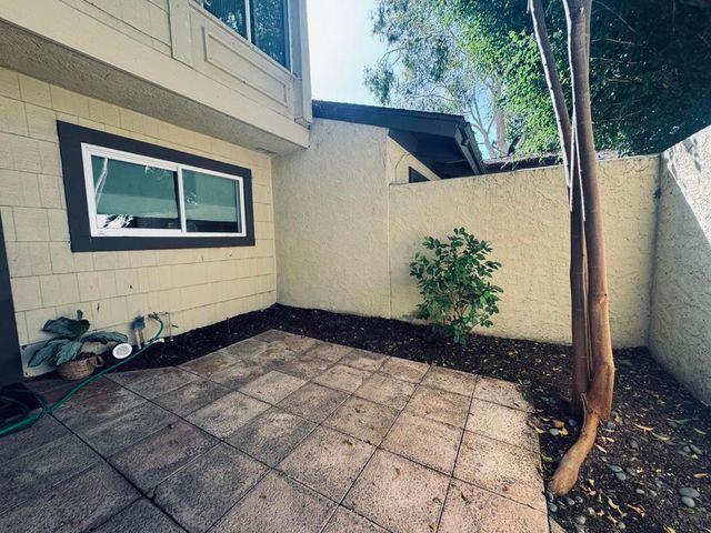 2518 N Tustin Avenue E, Santa Ana, CA 92705