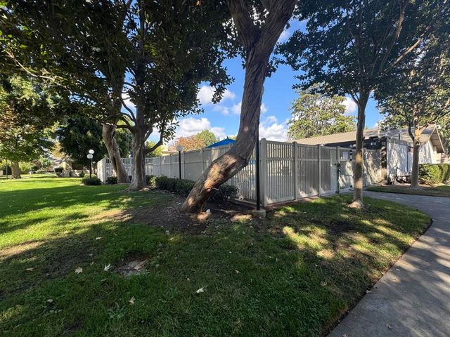 2518 N Tustin Avenue E, Santa Ana, CA 92705