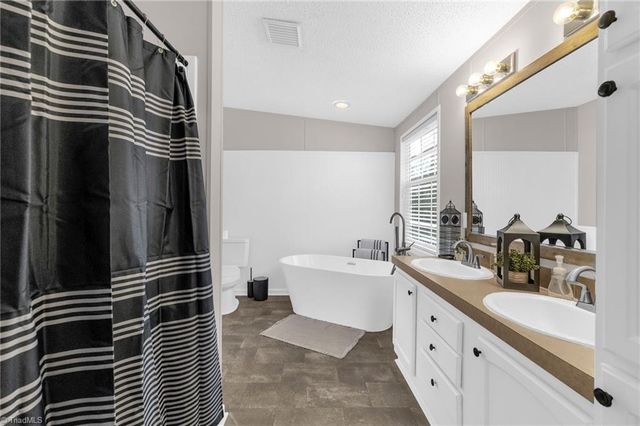 104 N 8th Avenue, Mayodan, NC 27027