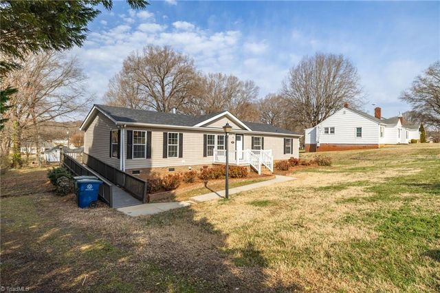 104 N 8th Avenue, Mayodan, NC 27027