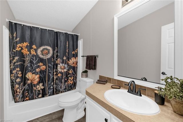 104 N 8th Avenue, Mayodan, NC 27027